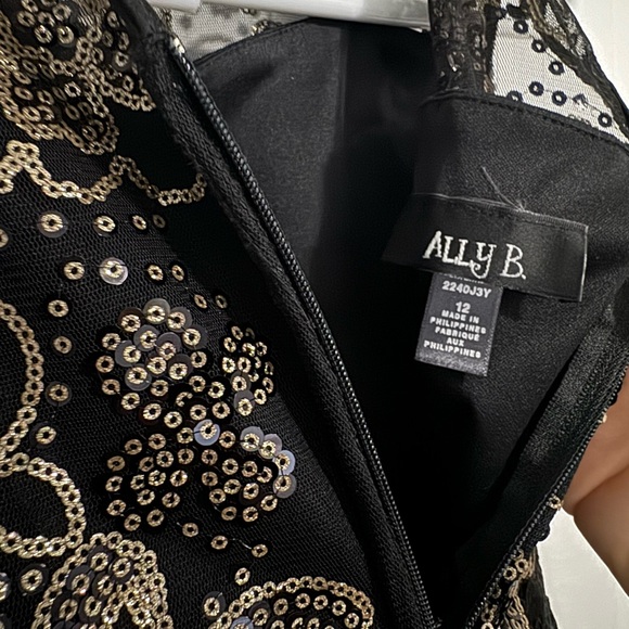 Gorgeous girls party dress size 12 (M/L) - Picture 2 of 5